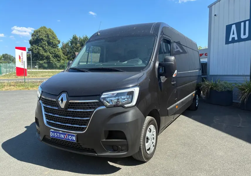 Vue 3/4 avant droit d’un Renault Master gris 2023, utilitaire avec calandre noire et phares modernes, stationné en extérieur.