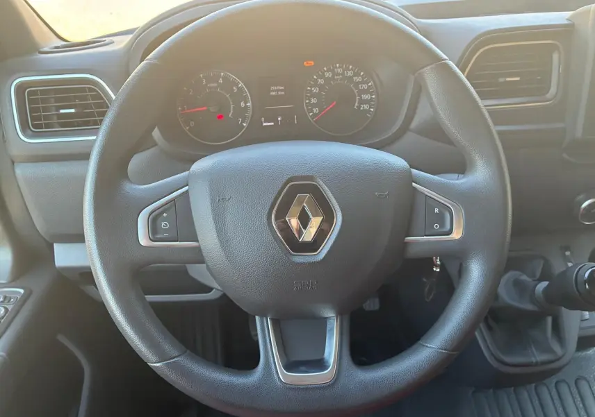 Vue rapprochée du volant noir et du tableau de bord du Renault Master 2023, avec levier de vitesses manuel visible.