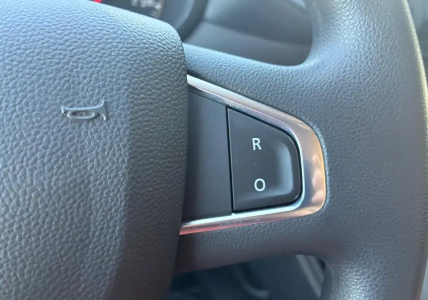 Gros plan sur le volant noir du Renault Master 2023, avec boutons R et O encadrés de chrome.