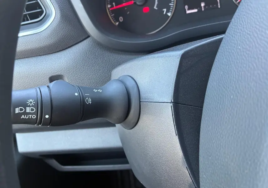 Gros plan sur la manette de phares et clignotants du tableau de bord gris du Renault Master 2023.