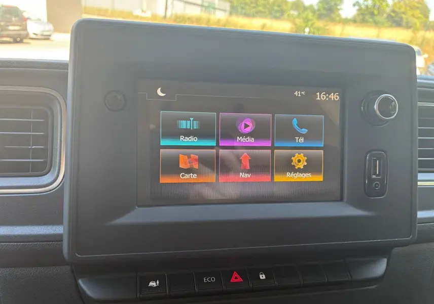 Écran tactile central du Renault Master 2023 affichant les options radio, média, téléphone, carte, navigation et réglages.