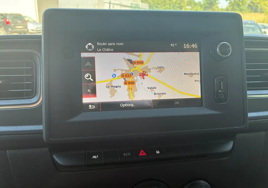 Vue rapprochée de l'écran GPS intégré au tableau de bord du Renault Master gris 2023, affichant une carte routière.