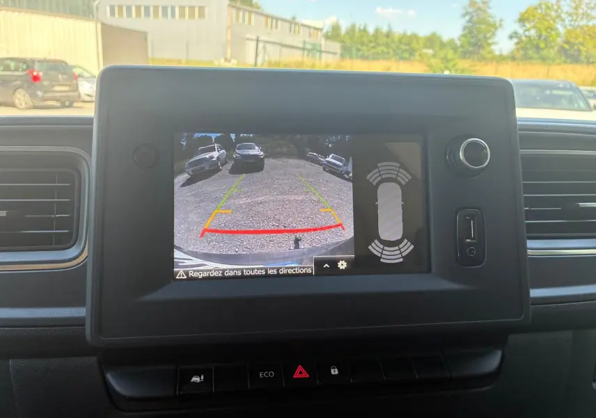 Écran central du Renault Master 2023 montrant la caméra de recul avec guidage de trajectoire en extérieur.