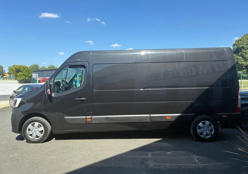 Vue latérale droite d’un Renault Master gris 2023 version Grand Confort, fourgon utilitaire long avec toit haut.