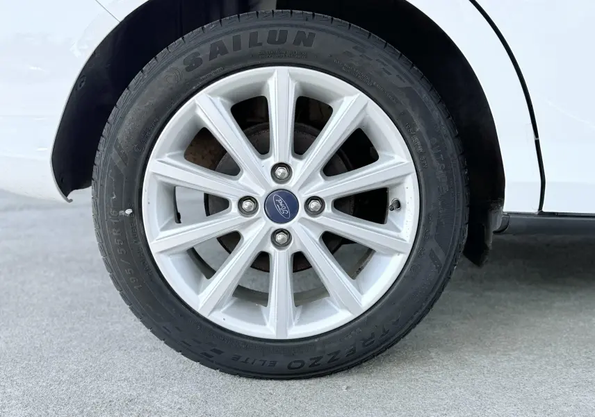 Gros plan sur la roue avant droite d'une Ford B-MAX blanche 2017 avec jante alliage et pneu Sailun.