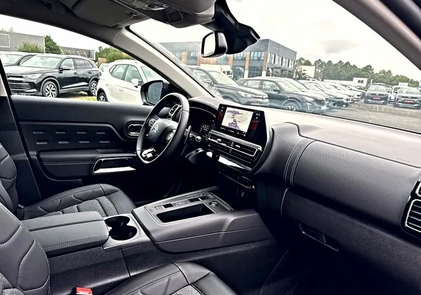 Vue intérieure côté conducteur du Citroën C5 Aircross gris platinium, avec tableau de bord moderne et écran tactile central.