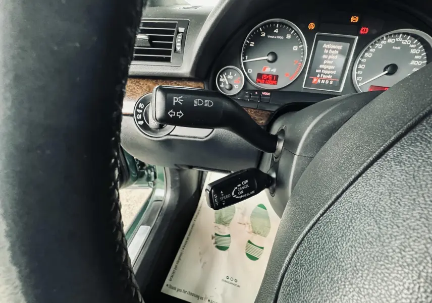 Gros plan sur le tableau de bord côté gauche de l'Audi S4 Avant verte, montrant le volant et les commandes au volant.