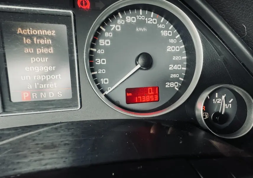 Tableau de bord de l'Audi S4 Avant 2004 montrant le compteur à 0 km/h et l'indicateur de carburant à moitié plein.
