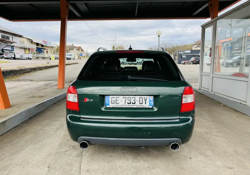 Vue arrière d'une Audi S4 Avant verte 2004 avec double sortie d'échappement et feux rouges distinctifs.