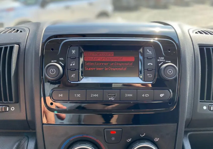 Tableau de bord du Peugeot Boxer Fourgon 2023 avec écran central affichant le menu Bluetooth et commandes de climatisation.