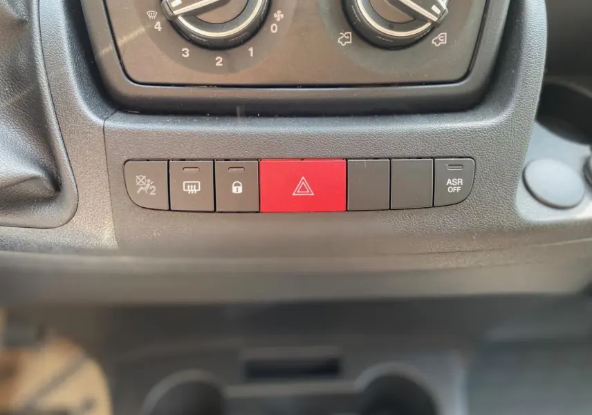 Gros plan sur la rangée de boutons de commande du tableau de bord du Peugeot Boxer Fourgon blanc 2023.