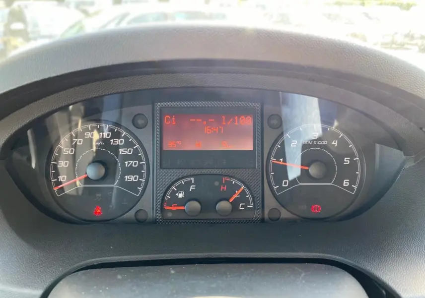 Vue rapprochée du tableau de bord du Peugeot Boxer Fourgon blanc 2023, affichant compteurs et écran digital.