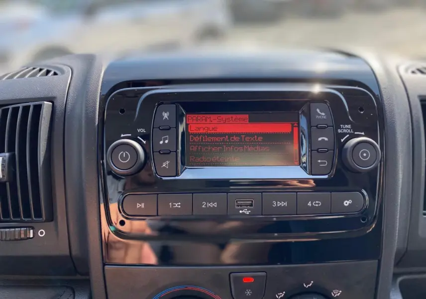 Tableau de bord du Peugeot Boxer Fourgon 2023, vue centrée sur l'écran multimédia et les commandes audio.