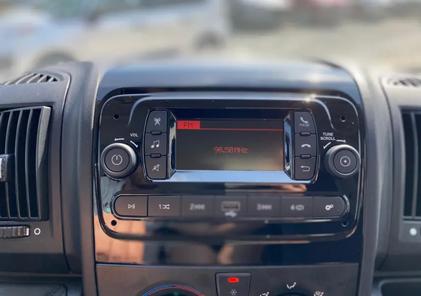 Tableau de bord du Peugeot Boxer Fourgon 2023 avec radio FM affichant 96,50 MHz et commandes noires brillantes.