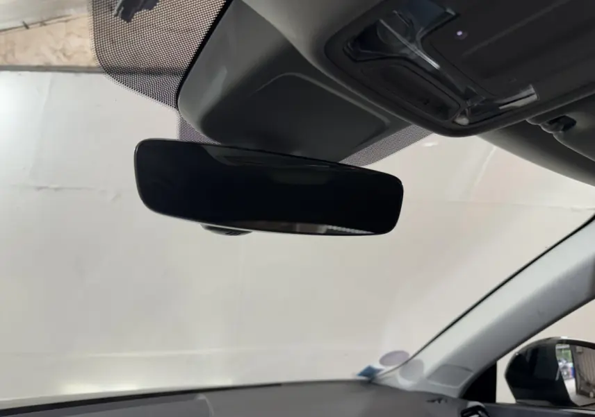 Vue intérieure du rétroviseur central noir de l'Audi Q3 35 TFSI 2022, avec partie supérieure du pare-brise visible.