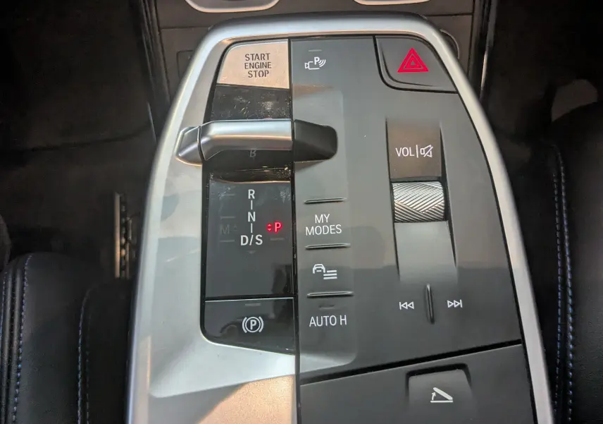 Vue rapprochée de la console centrale noire du BMW X1 2025 avec sélecteur de vitesse et commandes tactiles.