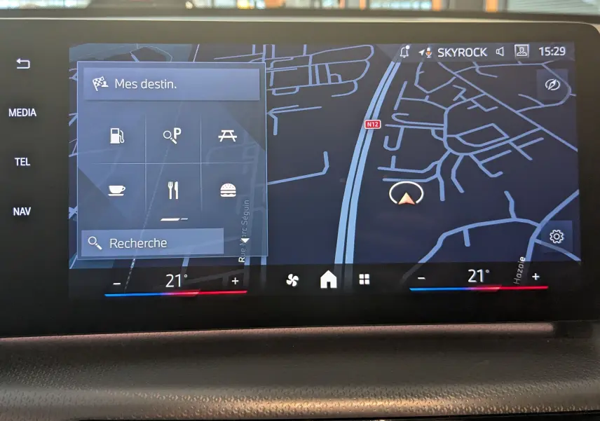 Écran tactile central du BMW X1 2025 affichant la navigation avec carte et options de recherche, interface moderne.