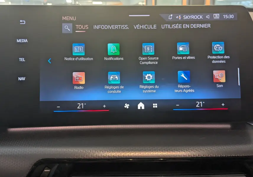 Écran tactile central du BMW X1 2025 affichant le menu principal avec options de réglages et climatisation à 21°C.