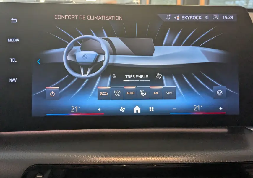 Écran tactile intérieur du BMW X1 2025 affichant le réglage de climatisation à 21°C en mode très faible.