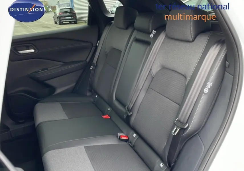 Vue intérieure du siège arrière côté droit du Nissan Qashqai blanc nacré, avec sellerie mixte tissu et cuir noir.