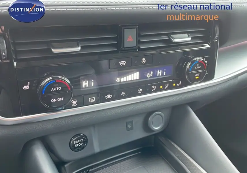 Détail de la console centrale avec commandes de climatisation et bouton start/stop du Nissan Qashqai blanc nacré 2025.
