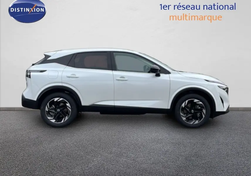Profil droit du Nissan Qashqai 1.5 E-POWER 205CH N-CONNECTA blanc nacré métal avec jantes noires et toit noir contrasté.