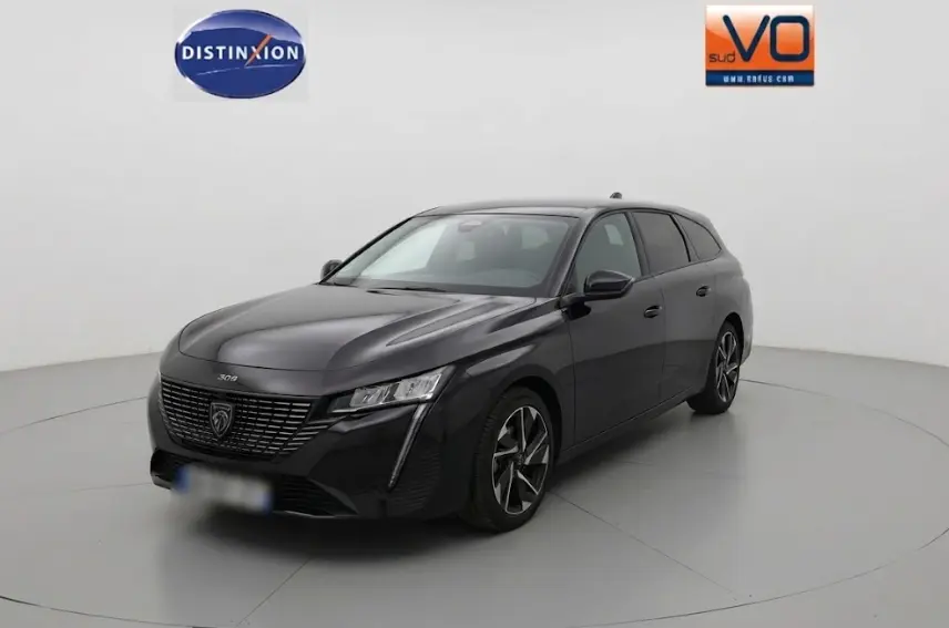 Peugeot 308 SW Hybrid noir vue 3/4 avant, jantes alliage 17 pouces et calandre distinctive moderne.