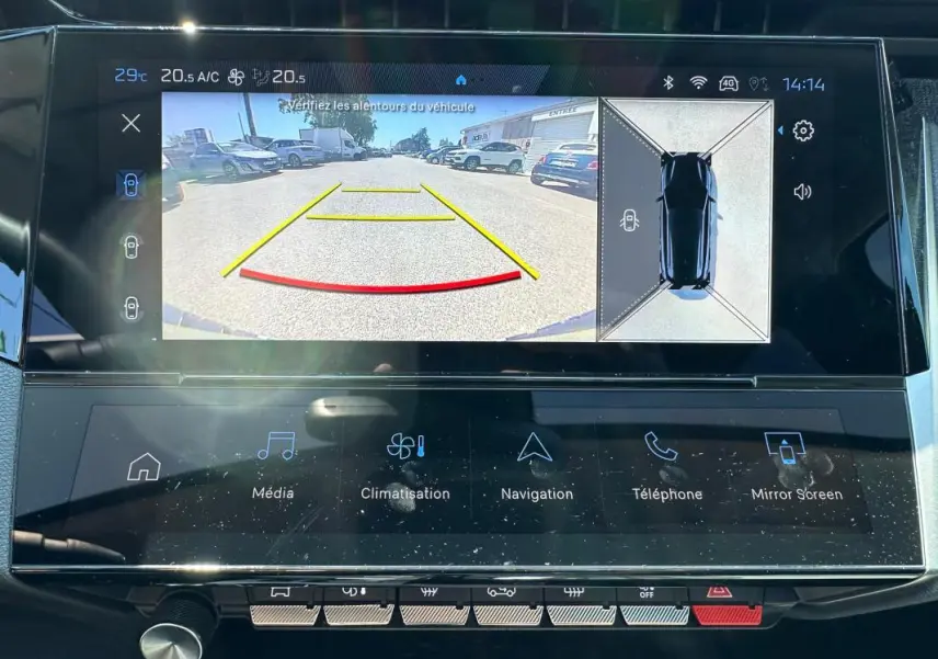 Écran tactile du tableau de bord de la Peugeot 308 SW Hybrid noir montrant la caméra de recul et l'affichage 360°