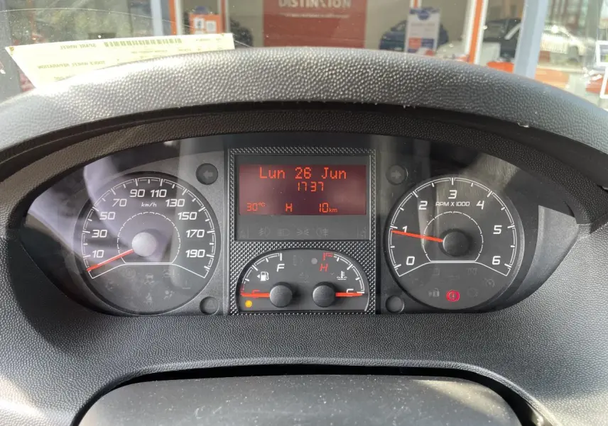 Tableau de bord du Peugeot Boxer Fourgon blanc 2023, affichage digital rouge et compteurs analogiques visibles.