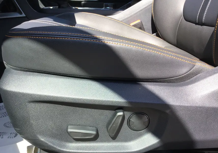 Gros plan sur le siège conducteur en cuir noir avec surpiqûres orange du Ford Ranger Double Cabine Wildtrak 2025.