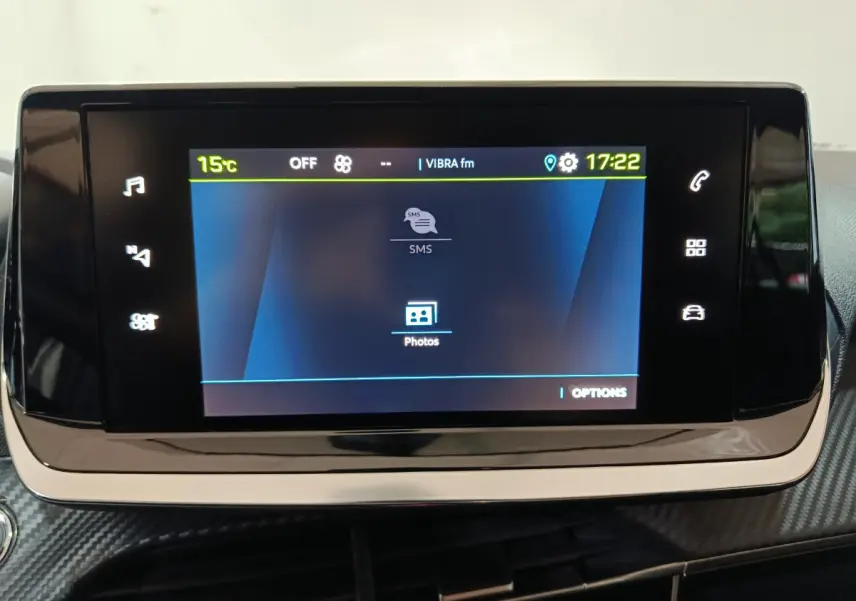 Écran tactile central allumé du tableau de bord d'une Peugeot 208 électrique 2023, finition Active Pack.