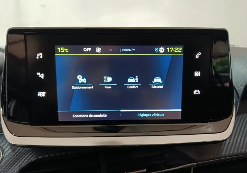 Écran tactile central de la Peugeot 208 électrique 2023 affichant les réglages de conduite et véhicule.