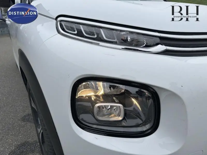 Gros plan sur le phare avant droit blanc naturel du Citroën C3 Aircross 2018 avec signature lumineuse LED distinctive.