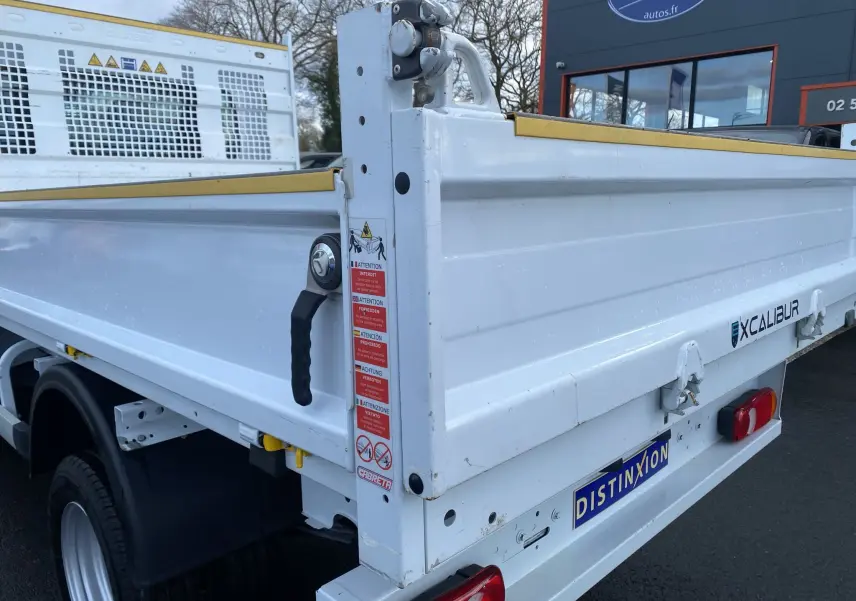 Vue arrière droite d’une benne blanche Renault Master 2024 avec marquage Xcalibur et plaque Distinxion.