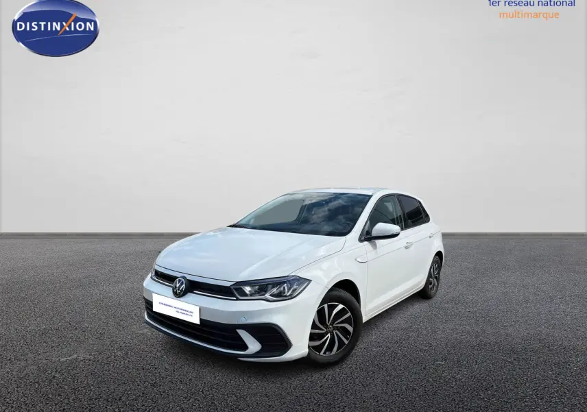 Volkswagen Polo blanche vue en 3/4 avant droit, avec jantes alliage et phares LED allumés.