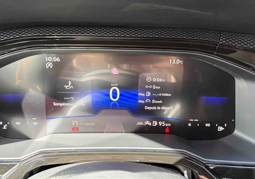 Vue rapprochée du combiné d'instruments digital de la Volkswagen Polo 2025 affichant la vitesse à 0 km/h et la température extérieure à 13°C.