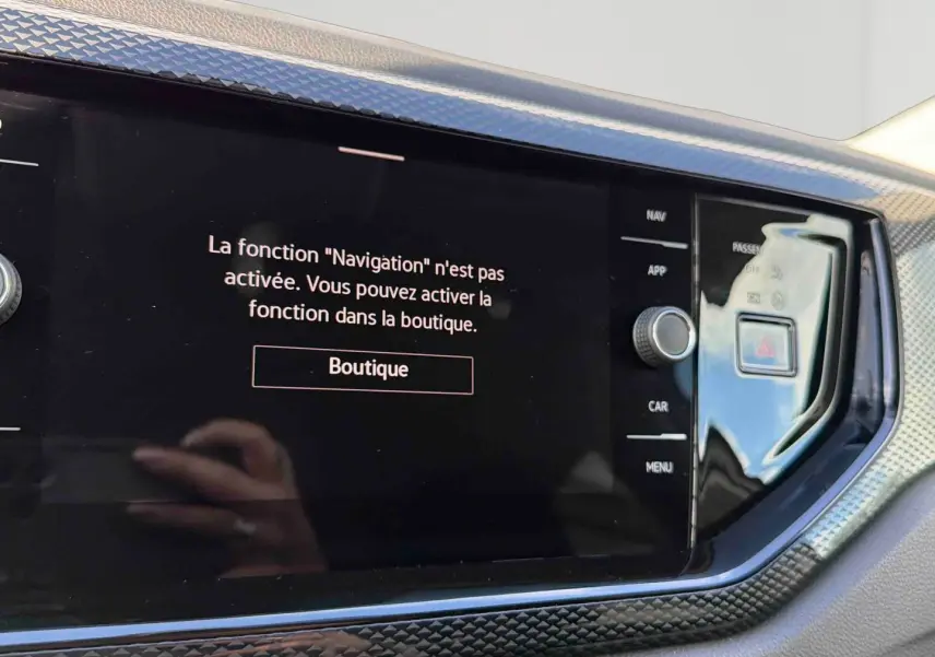 Écran tactile central du tableau de bord de la Volkswagen Polo 2025 avec message d'activation de la navigation.