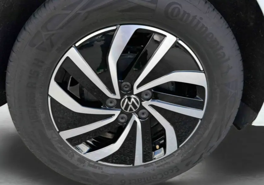 Gros plan sur la jante alliage bicolore noire et argent de la Volkswagen Polo blanche de 2025.