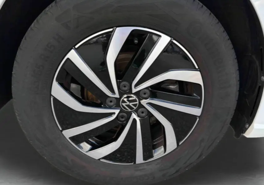 Gros plan sur la jante alliage noir et argent de 15 pouces d'une Volkswagen Polo blanche, avec pneu Continental visible.