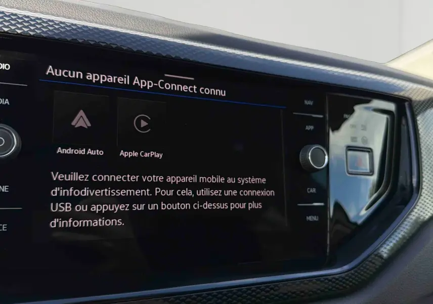 Écran tactile central du système App-Connect dans l’habitacle d’une Volkswagen Polo blanche, vue rapprochée.
