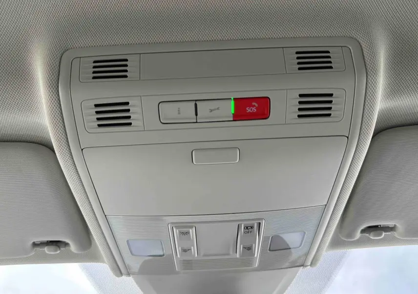 Vue intérieure du plafonnier gris clair avec bouton SOS rouge et commandes d’éclairage intégrées.