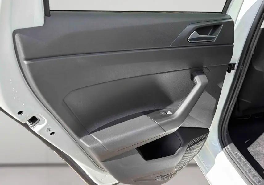 Vue rapprochée de la porte arrière gauche blanche d'une Volkswagen Polo 2025 avec garniture intérieure noire et commandes de vitre.