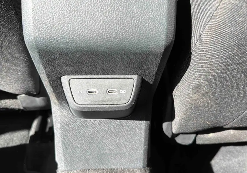 Vue rapprochée des deux ports USB-C à l'arrière de la console centrale d'une Volkswagen Polo blanche 2025.