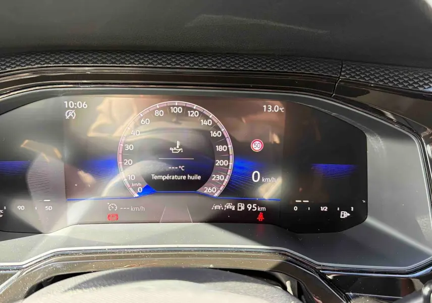 Vue rapprochée du combiné d'instruments digital noir de la Volkswagen Polo 2025 affichant la vitesse et la température extérieure.