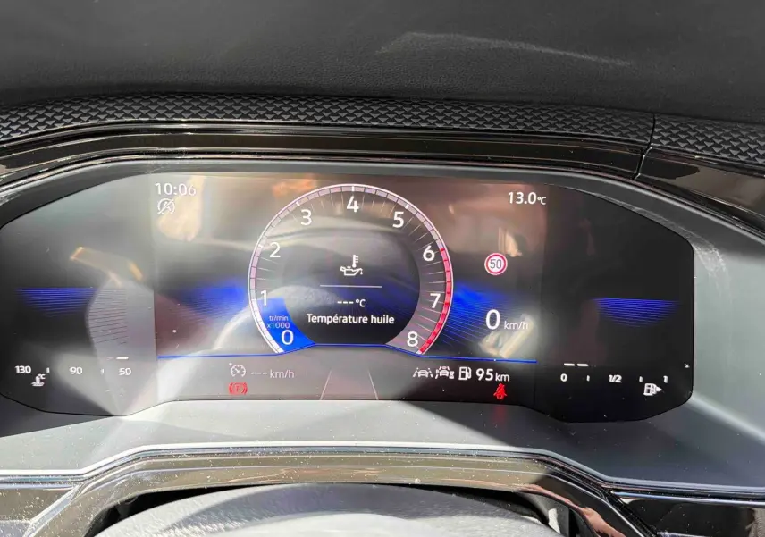 Vue rapprochée du combiné d'instruments digital de la Volkswagen Polo 2025 affichant la température d'huile et la vitesse à 0 km/h.