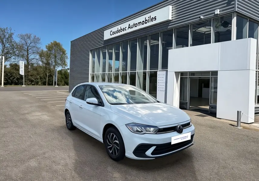 Volkswagen Polo blanche vue 3/4 avant droit devant un bâtiment de concession Coudebec Automobiles.