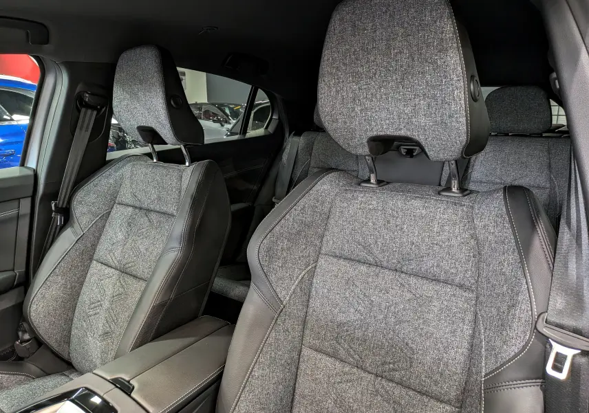 Vue intérieure rapprochée des sièges avant en tissu gris et cuir noir du Renault Rafale E-Tech 2026.