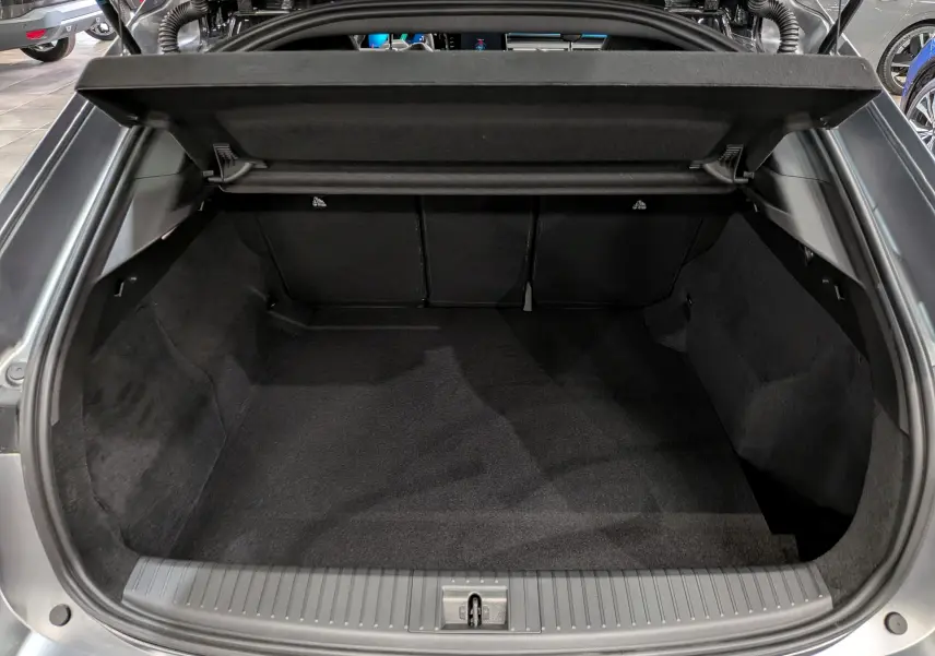 Coffre ouvert vu de l'arrière d'une Renault Rafale gris schiste satin, montrant l'espace de chargement vide et propre.