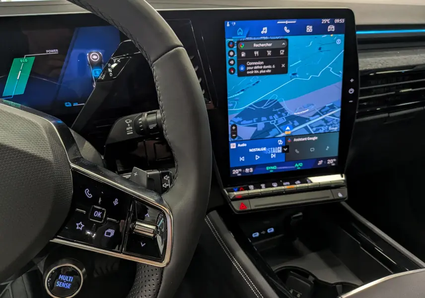 Vue rapprochée de l’intérieur du Renault Rafale E-Tech 2026, avec volant et grand écran tactile central allumé.
