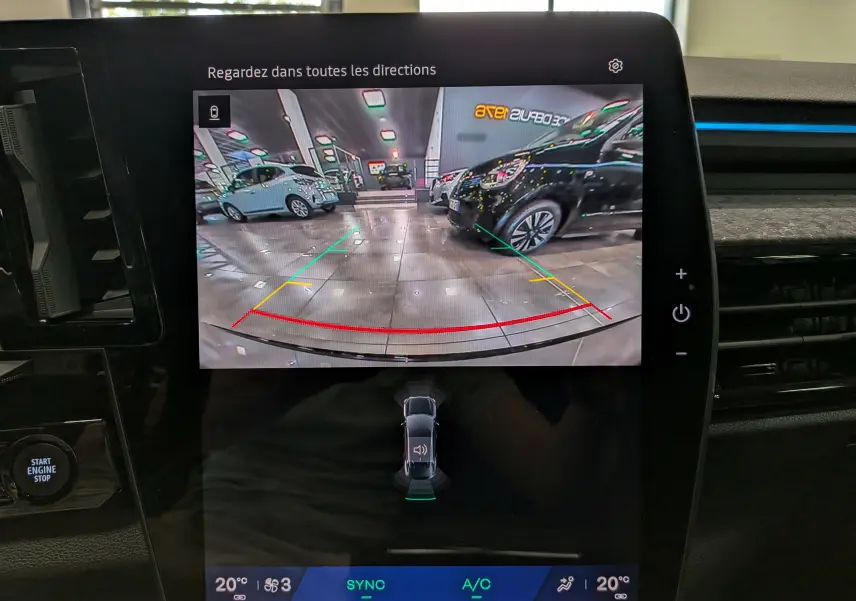 Écran central du Renault Rafale E-Tech gris Schiste Satin montrant la caméra de recul avec lignes de guidage colorées.